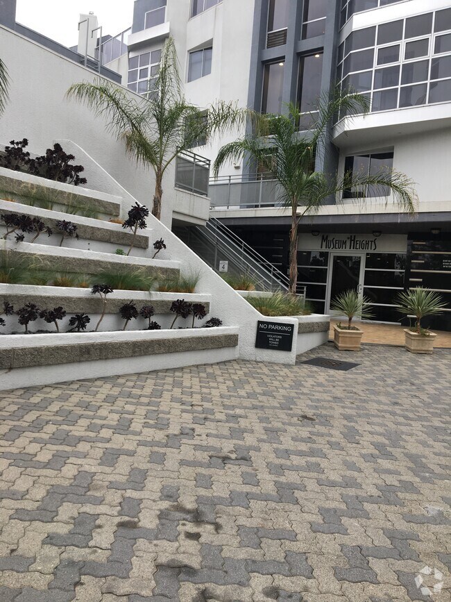 Brentwood Circle Apartments for Rent with Parking Los Angeles, CA 1