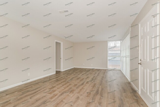 Foto del edificio - 6827 Woodhurst Dr