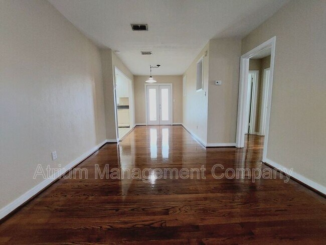 Building Photo - 2815 Woodland Hills Ave