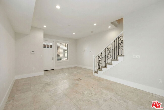 Building Photo - 2020 Holly Dr