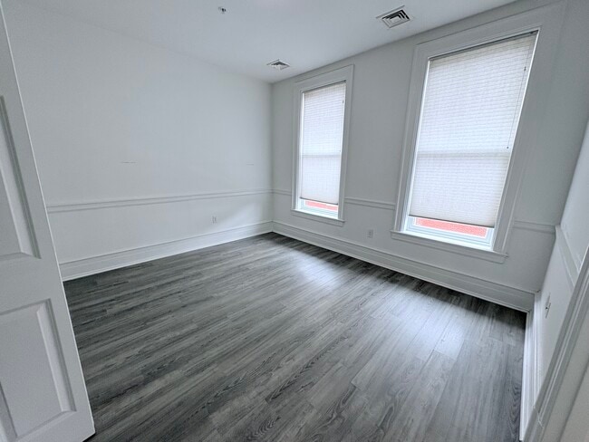 Building Photo - 19 N Duke