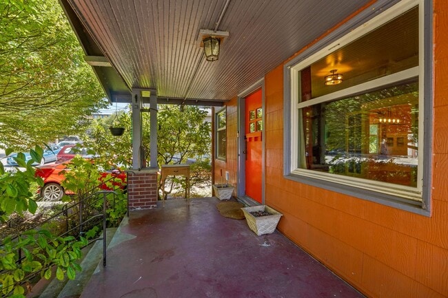 Building Photo - Vibrant Seattle Home