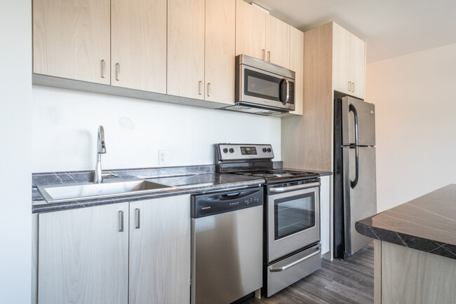 Photo du bâtiment - *THREE MONTHS FREE RENT* Walking Distance ...