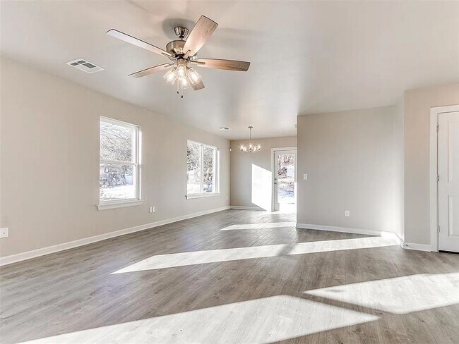 Foto del edificio - 421 E 7th St