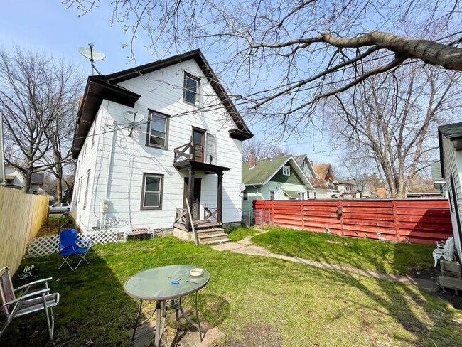 Foto del edificio - 1208 Reaney Ave E