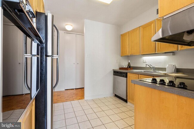 Building Photo - 224-30 W Rittenhouse Square