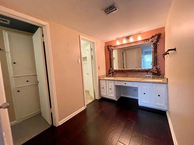 Building Photo - 3103 Eisenhauer Rd