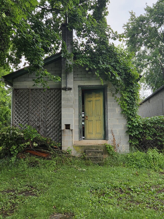 Building Photo - 261 W Beaver St