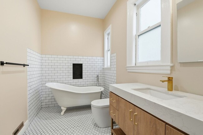 Building Photo - 38-42-42 Broderick St