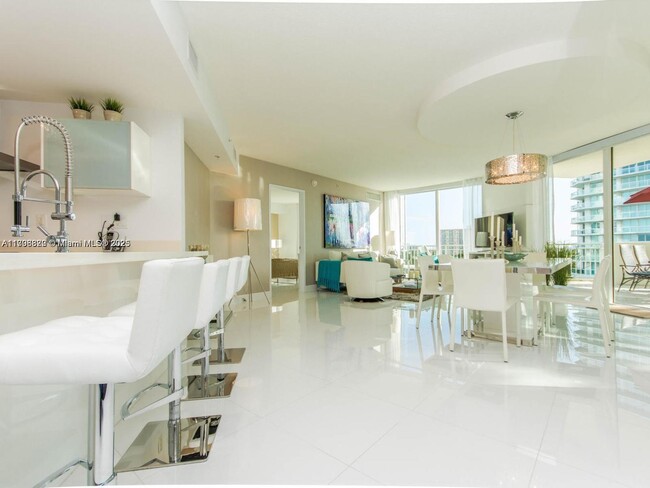 Foto del edificio - 150 Sunny Isles Blvd