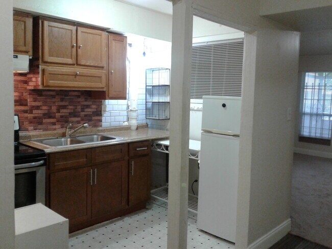 Kitchen - 904 Glynn Oaks Dr