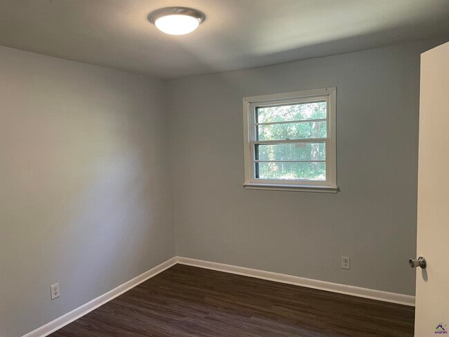 Foto del edificio - 805 Crestwood Terrace