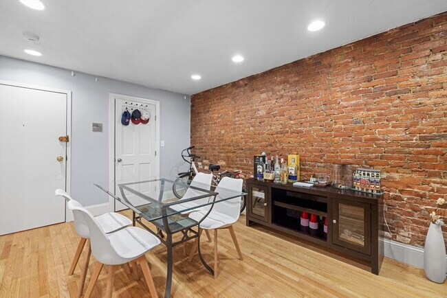 Building Photo - 407 Marlborough St