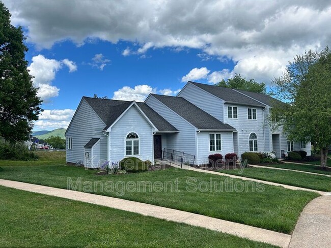 Building Photo - 2055 Hampton Dr