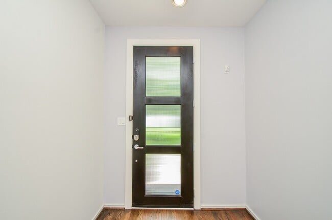 Building Photo - 1310 Delano St