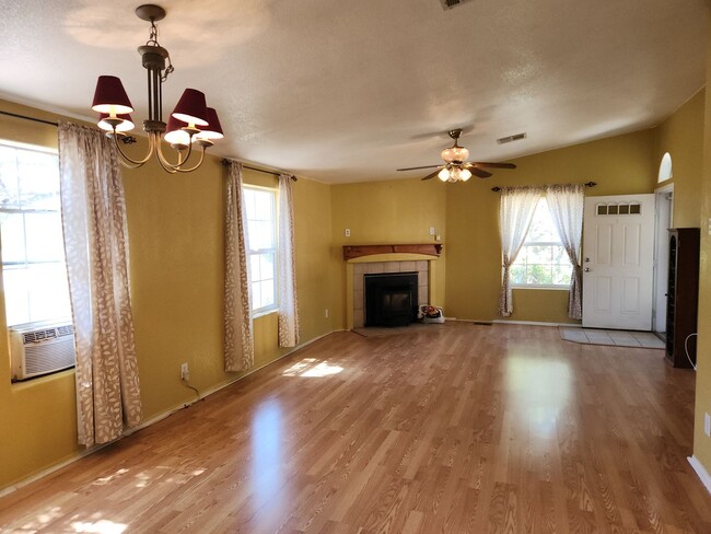 Building Photo - Adorable 2 bed + Den / 2 Bath + Single Garage Home