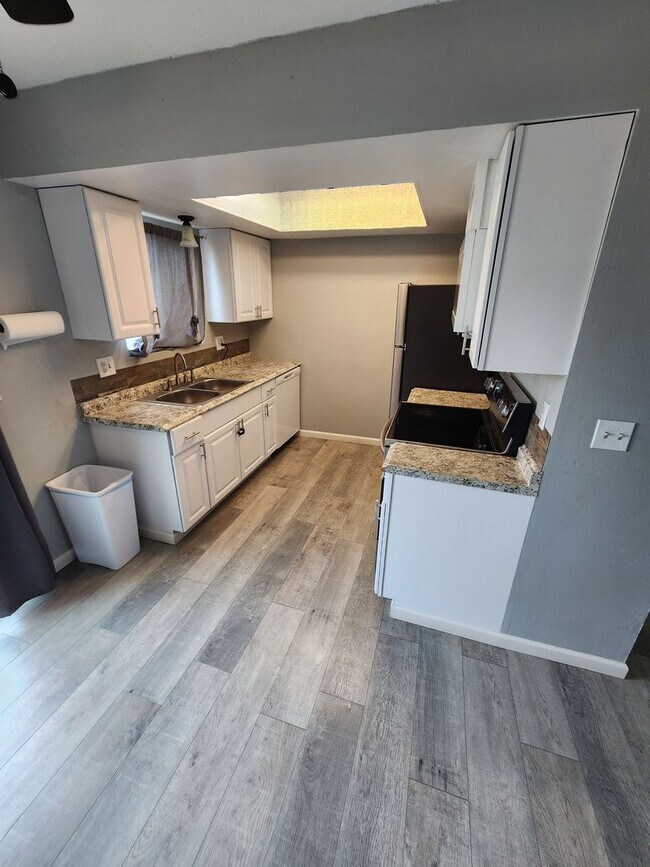 Foto del edificio - Welcome To This Beautifully Updated 2 Bed Townhome