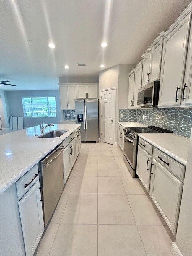 Foto del edificio - Elegant 5/3 Wilshire Model House with Cove...