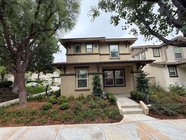 Foto del edificio - COMING SOON! Spacious 3-Bedroom Townhome f...