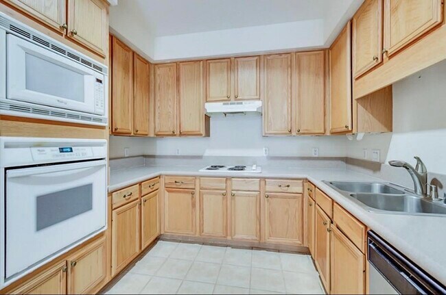 Building Photo - 12565 Piping Rock Dr