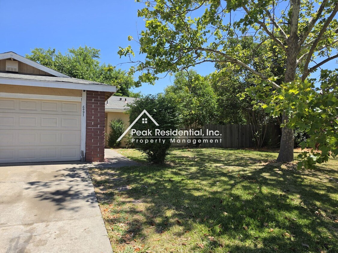 Foto del edificio - Cute 2bd/1ba Sacramento Duplex With 1-Car Garage