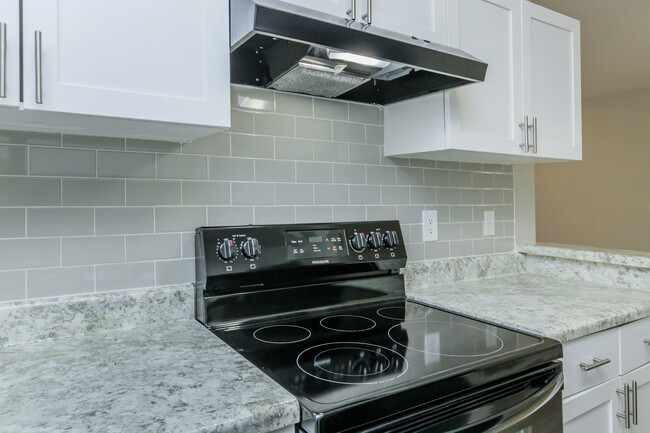 Sparkling new kitchen - THE VALLEY AT MILL CREEK