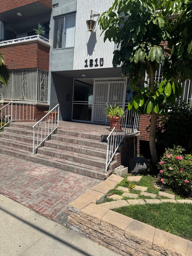 Foto del edificio - 1810 N Bronson Ave