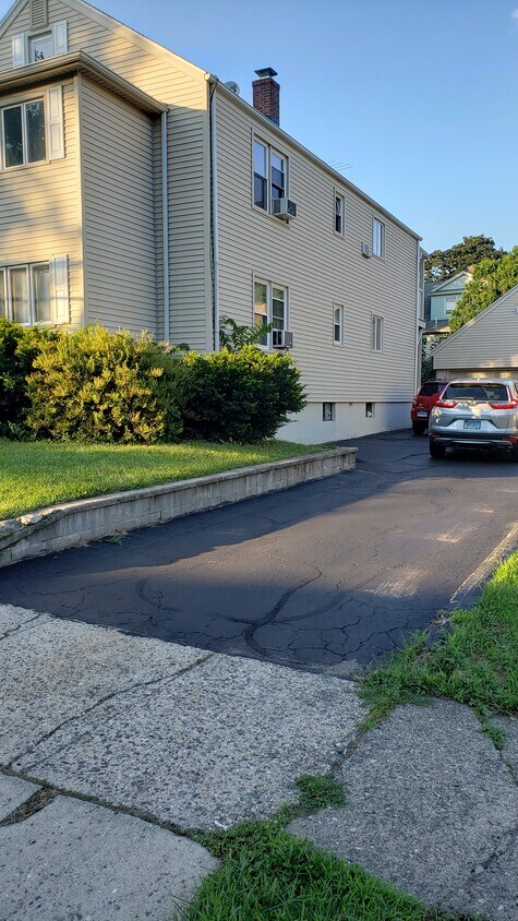 Side of House/Driveway - 676 Courtland Ave
