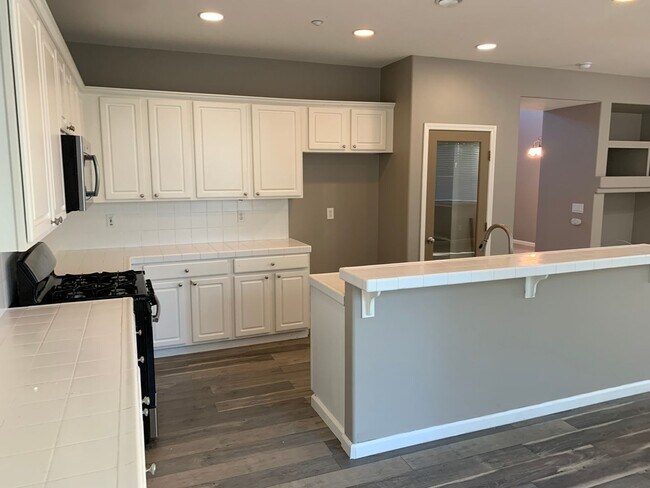 Building Photo - Beautful 4 Bedroom, 2.5 Bath Deer Ridge Ho...