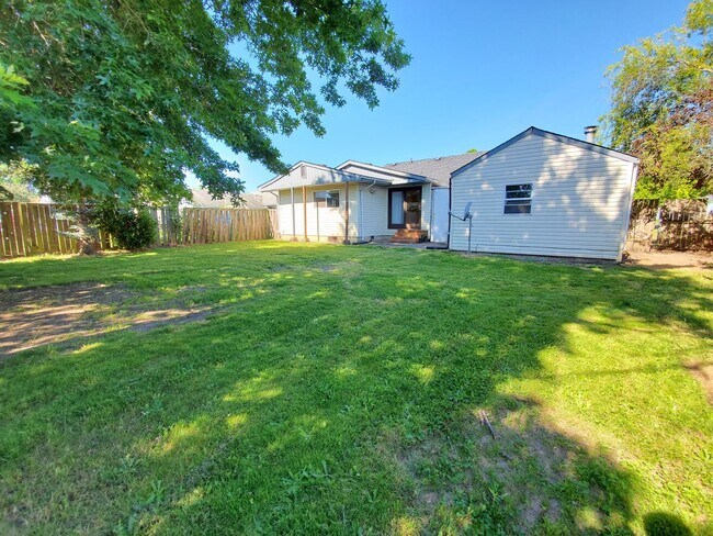 Foto del edificio - 3 Bed 2 Bath Home w/ storage shed