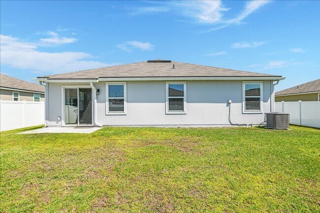 Foto del edificio - Like New Green Cove Springs 4 bedroom/2 bath
