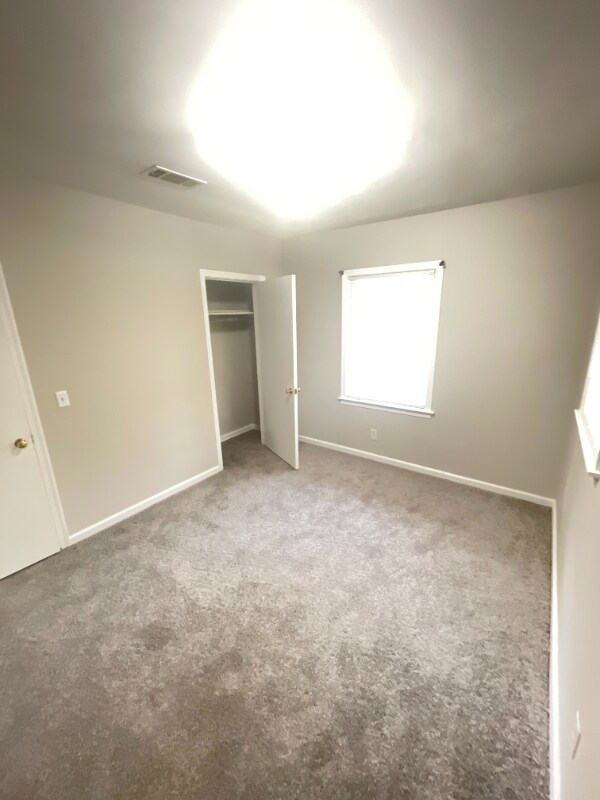 Building Photo - 2427 Laurel Dr