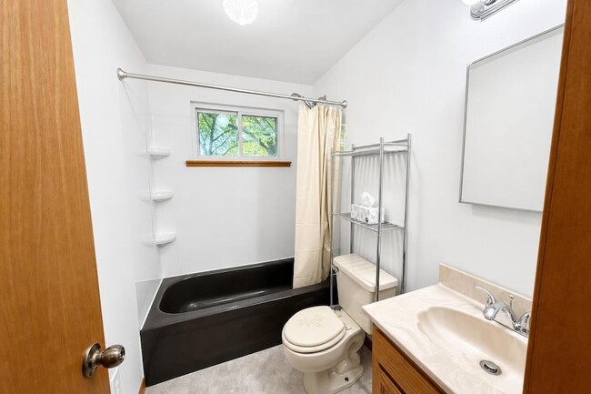 Building Photo - 8649 Hidden Lake Dr