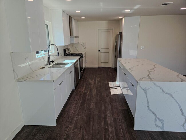 Foto del edificio - 12948 Lull St