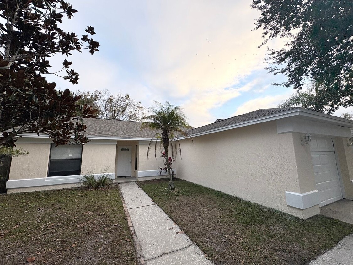 Great 3 BR home ~ Fenced Back Yard ~ A-Rated Oviedo Schools - Great 3 BR home - Fenced Back Yard - A rat...