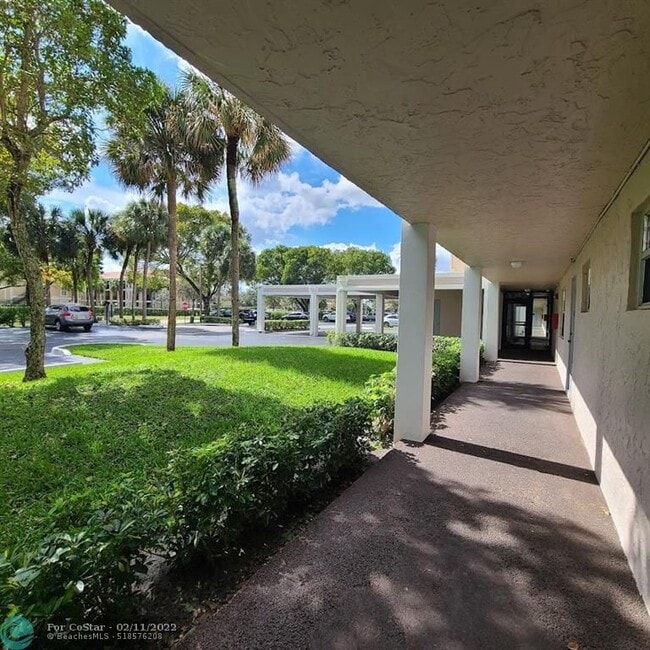 Building Photo - 8735 Ramblewood Dr