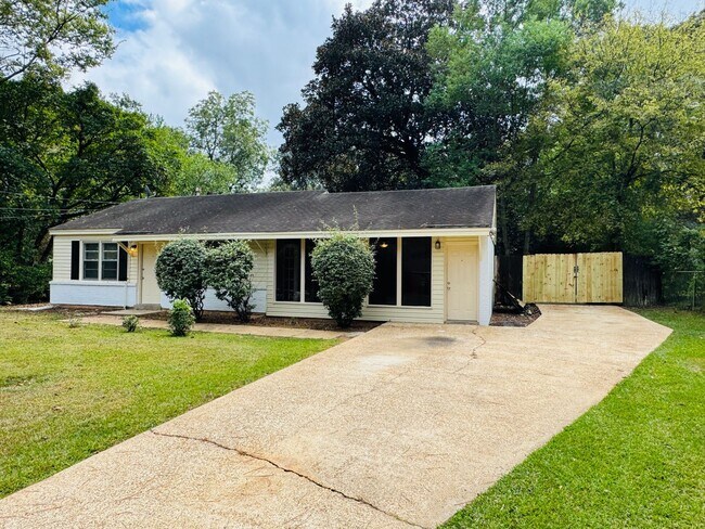 Building Photo - Spacious 3 Bedroom / 2 Bath Home – Designe...