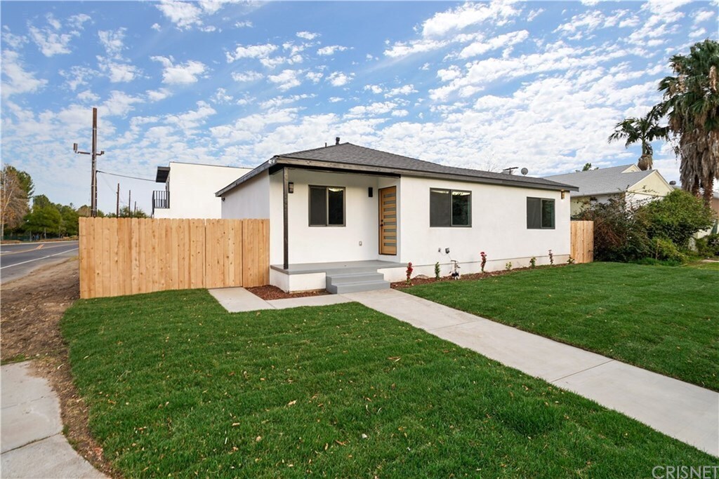 Primary Photo - 6040 Lindley Ave