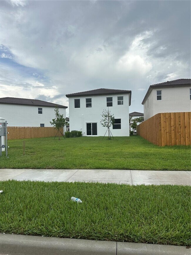 Building Photo - 2430 SE 24th Dr