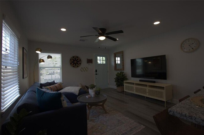 Building Photo - 913 Adele St