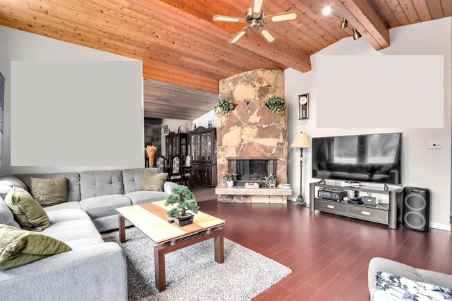 Photo du bâtiment - Spacious 7-Bedroom Family Home in Quiet Surrey Neighborhood with Excellent Amenities