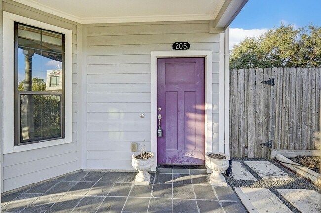 Foto del edificio - Charming 3-Bedroom Home with Modern Amenit...