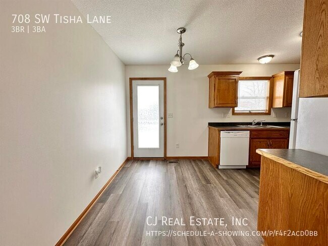 Building Photo - 708 SW Tisha Ln