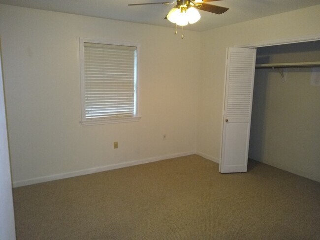 Building Photo - Beautiful 3 Bedroom 2 Bath Home