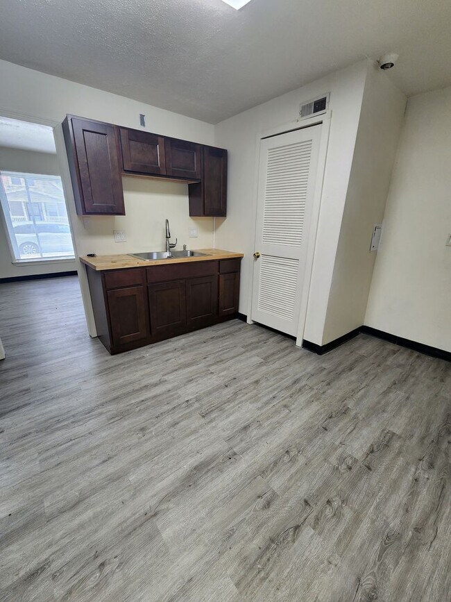 Foto del edificio - 4 Bedroom Clean House For Rent