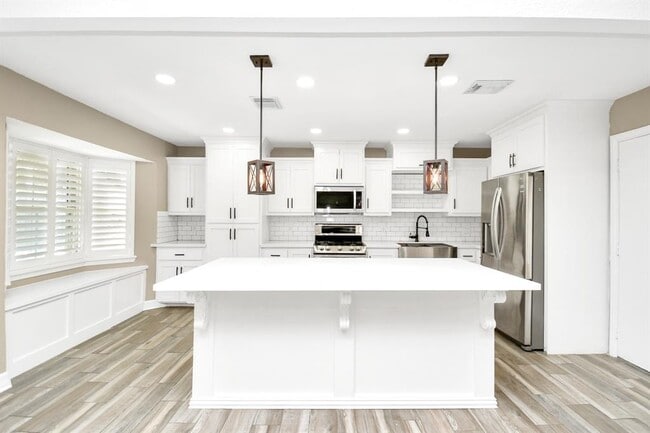 Building Photo - 701 Regency Dr