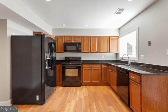 Building Photo - 2524 S Walter Reed Dr