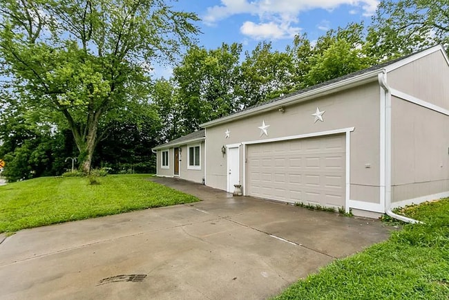 Foto del edificio - Updated 2 Bed Home with Large Attached Garage