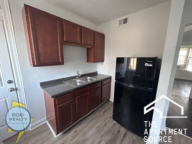 Building Photo - 2004 W Jarvis Ave