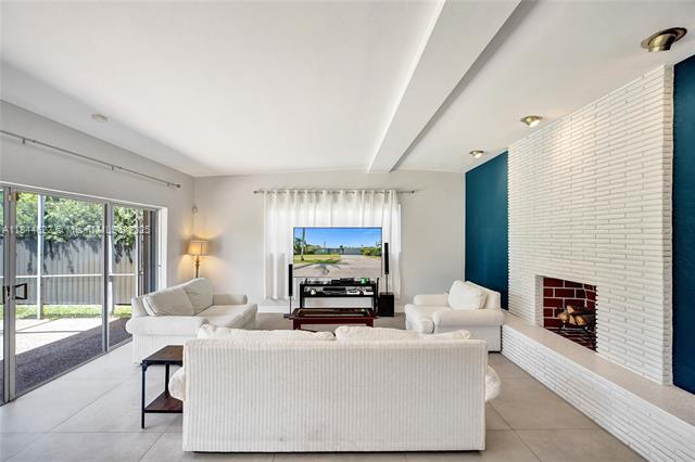 Building Photo - 1940 NE 185th Ter